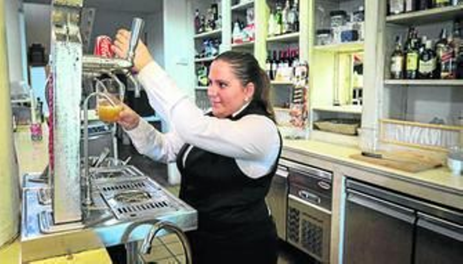 Carmen López, una joven de 22 años que trabaja en la hostelería a la espera de ser admitida en un Ciclo Formativo de Grado Superior.