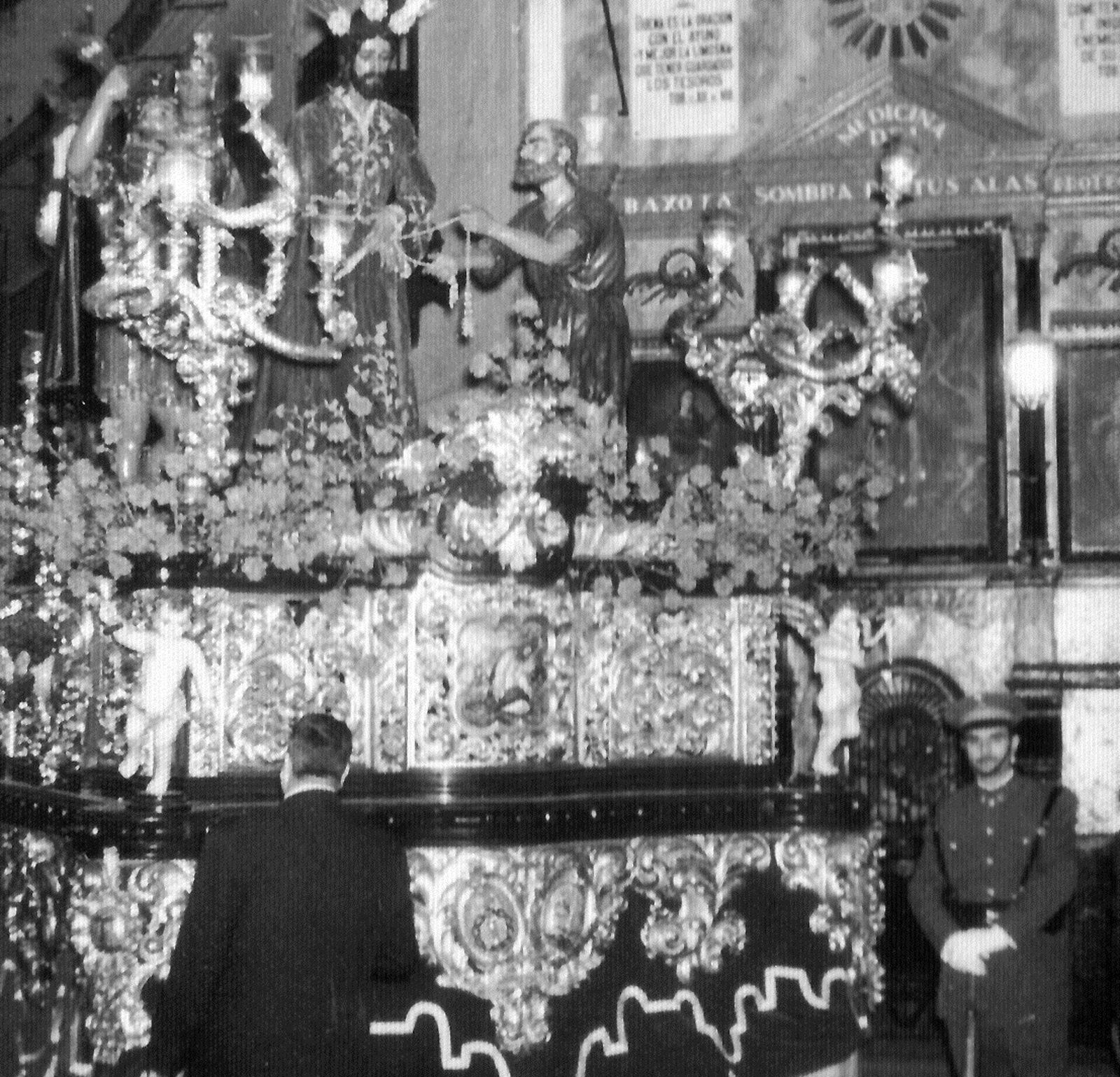 Paso del misterio por la calle Lineros.