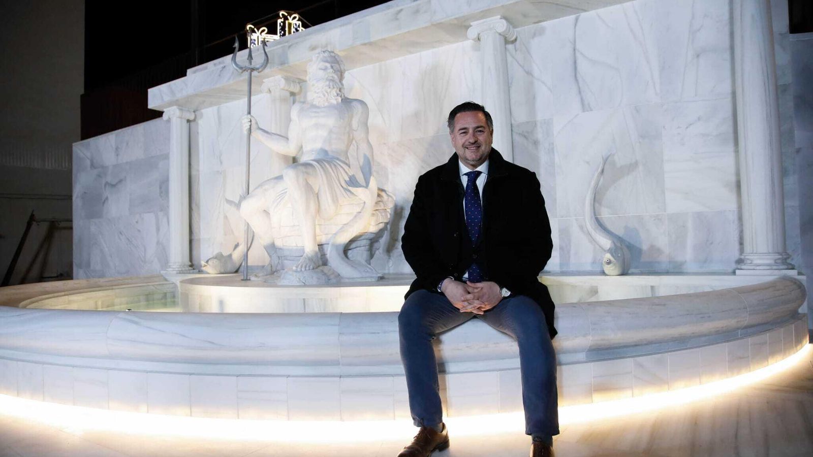 El alcalde, Raúl Martínez, en la fuente romana.