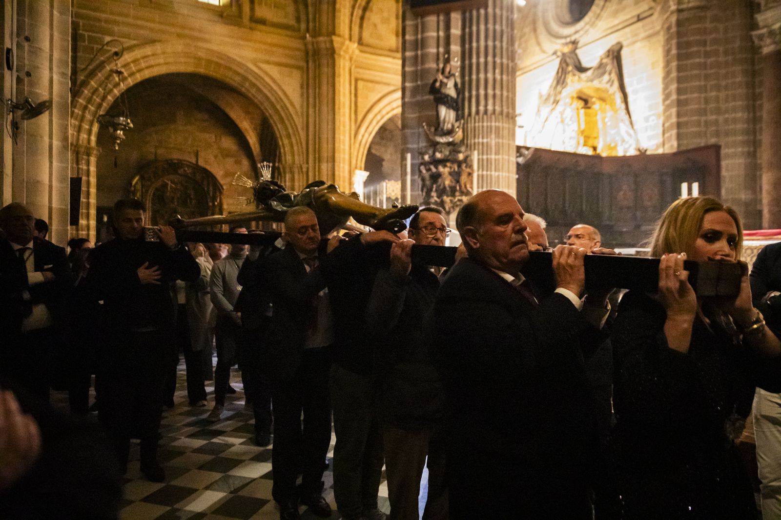 Así fue el viacrucis del Cristo de la Viga por el interior de la Catedral de Jerez