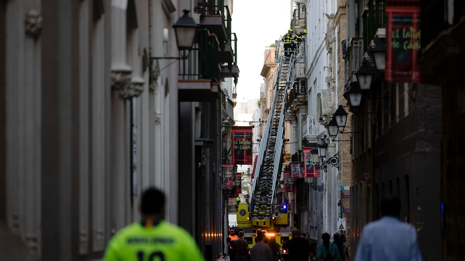 Las imágenes del apagón general en Cádiz: caos en el tráfico, supermercados llenos y tiendas obligadas a cerrar