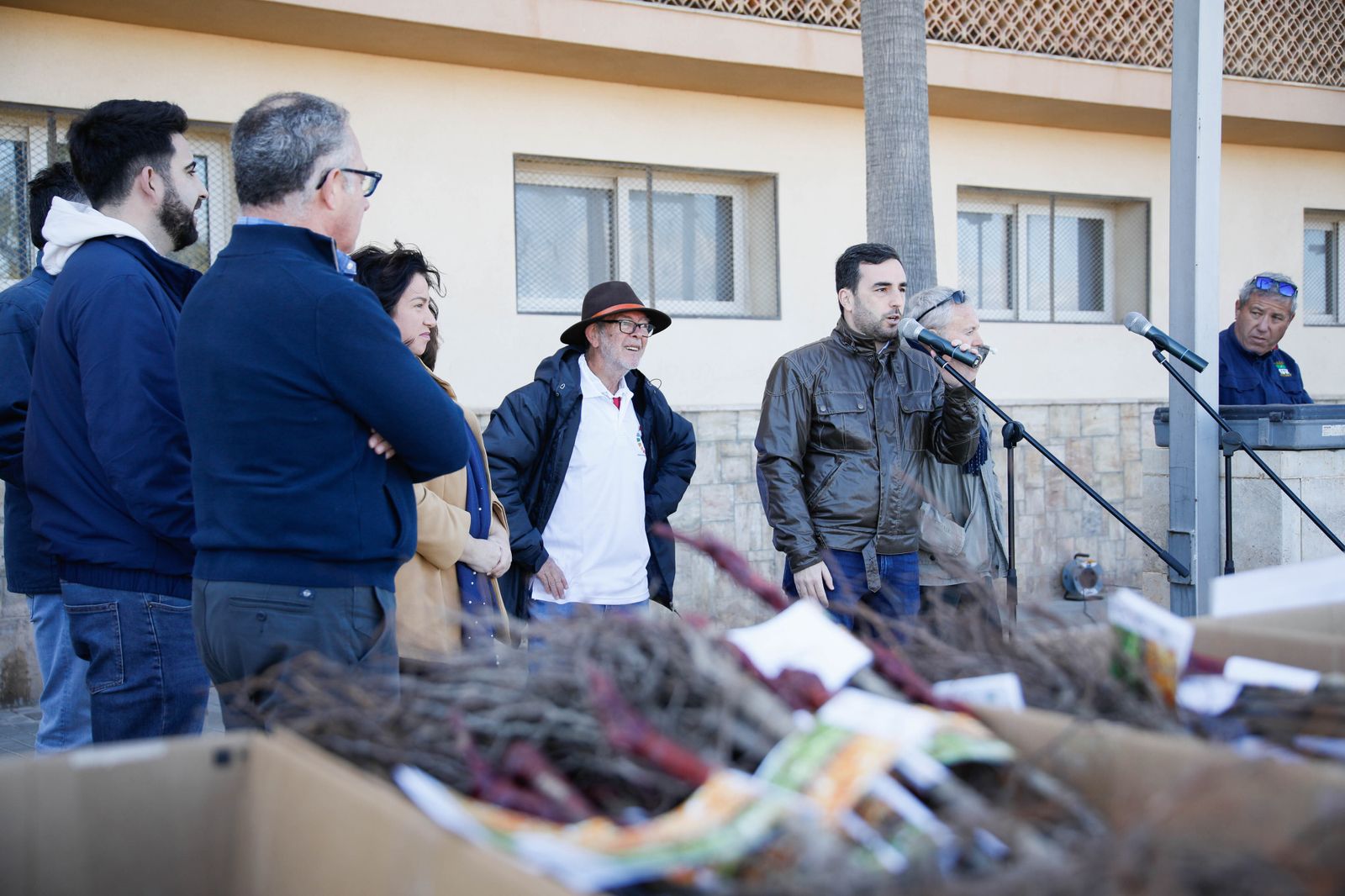 Imágenes del reparto de Parras en Alhama de Almería
