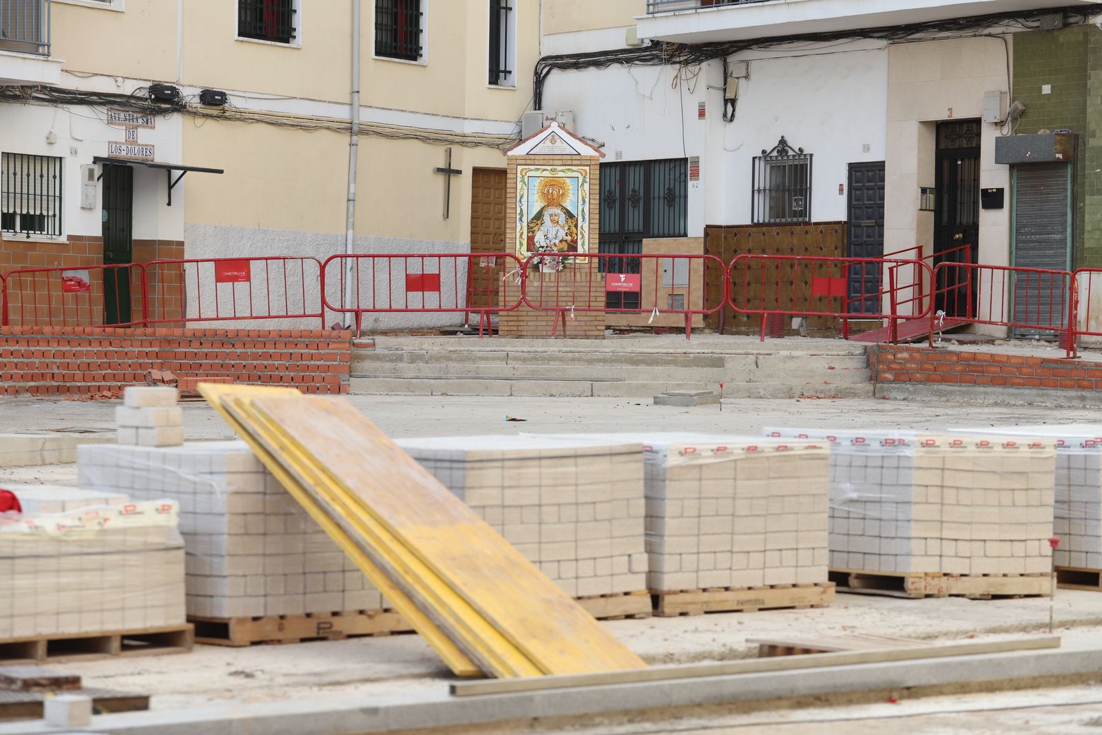 Las obras de peatonalización de la Plaza de Los Dolores, en imágenes