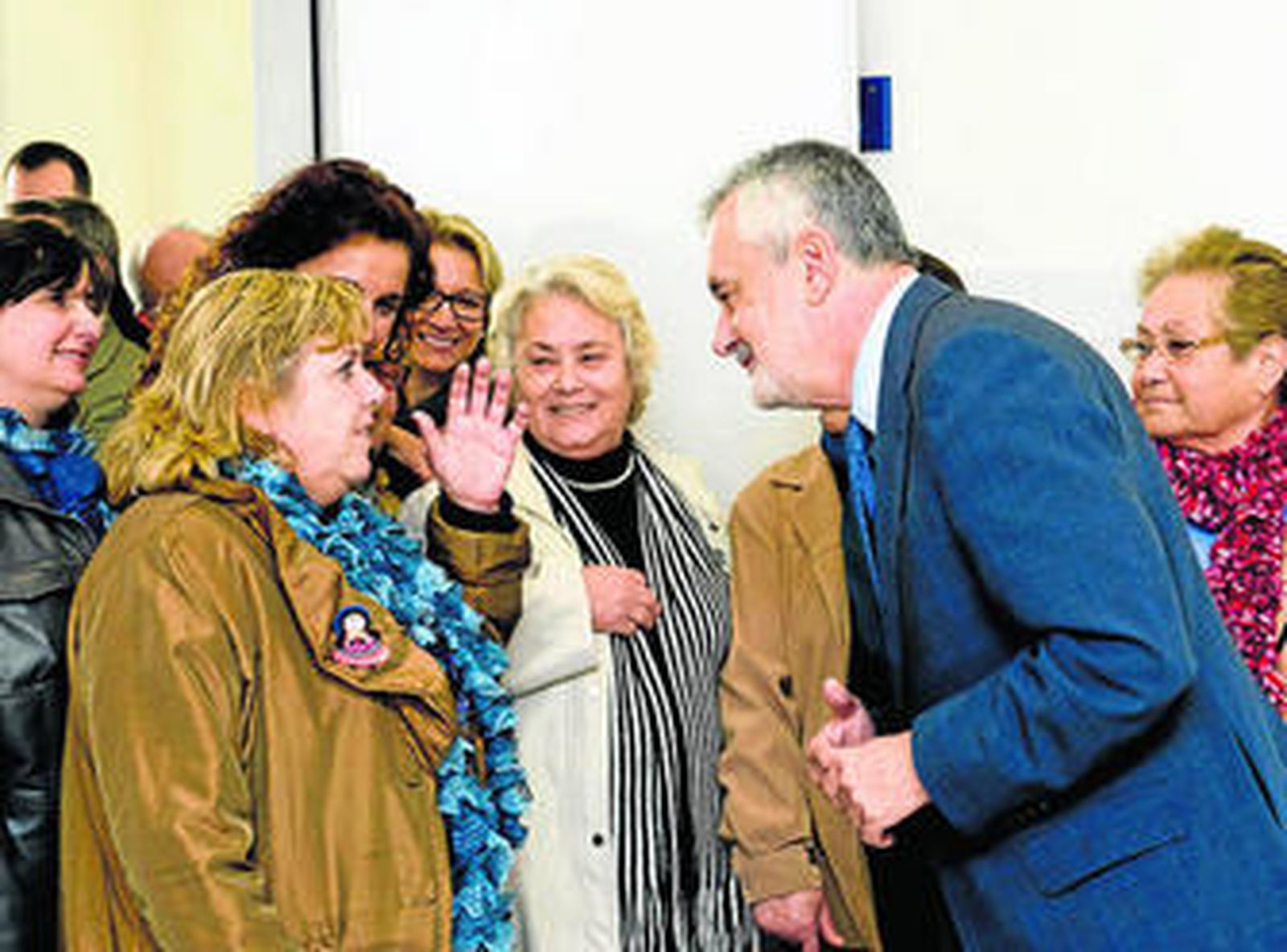 Griñán con vecinas de Palmete, donde visitó el edificio para el centro de salud.