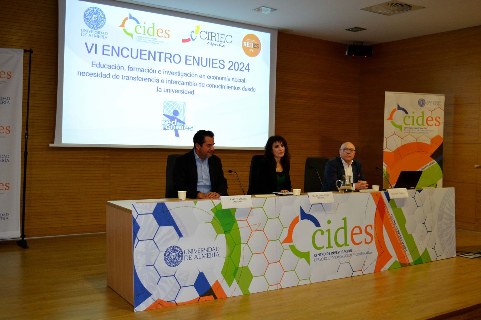La vicerrectora de Transformación Digital e Infraestructuras, Pilar Martínez, acompañada en la inauguración por Carlos Vargas, director del CIDES, y por Juan Juliá, presidente de la Red Española Interuniversitaria de Centros e Institutos de Investigación en Economía Social.