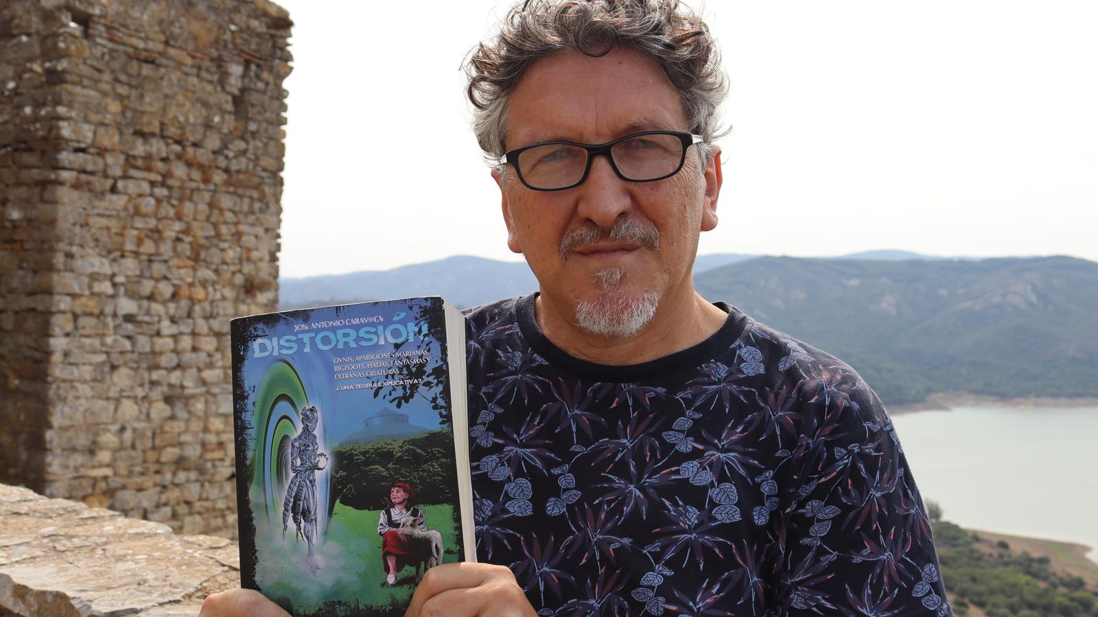 José Antonio Carava, con uno de sus libros