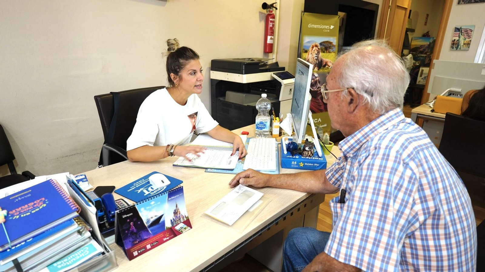 Los mayores de Algeciras llenan las agencias de Algeciras para la compra de viajes del Imserso