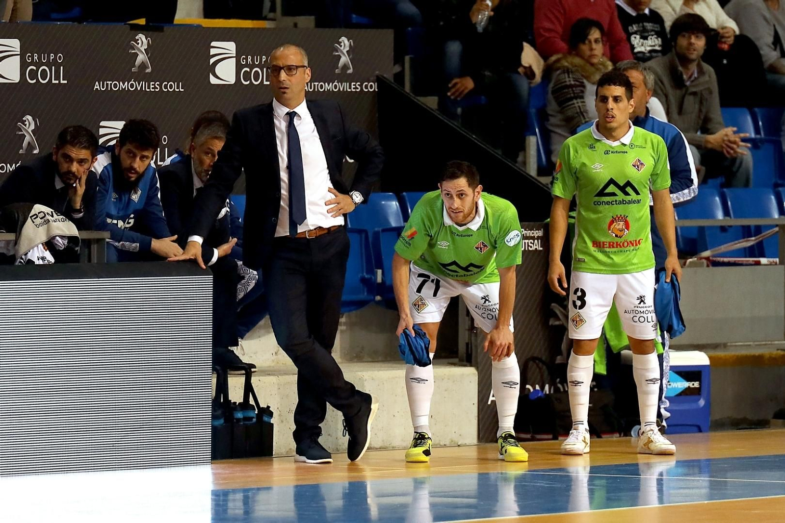 Antonio Vadillo sigue con atención un lance de un partido del Palma.