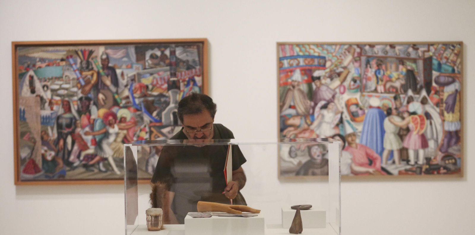 Dos cuadros de Maruja Mallo, al fondo, en la nueva muestra del Picasso.