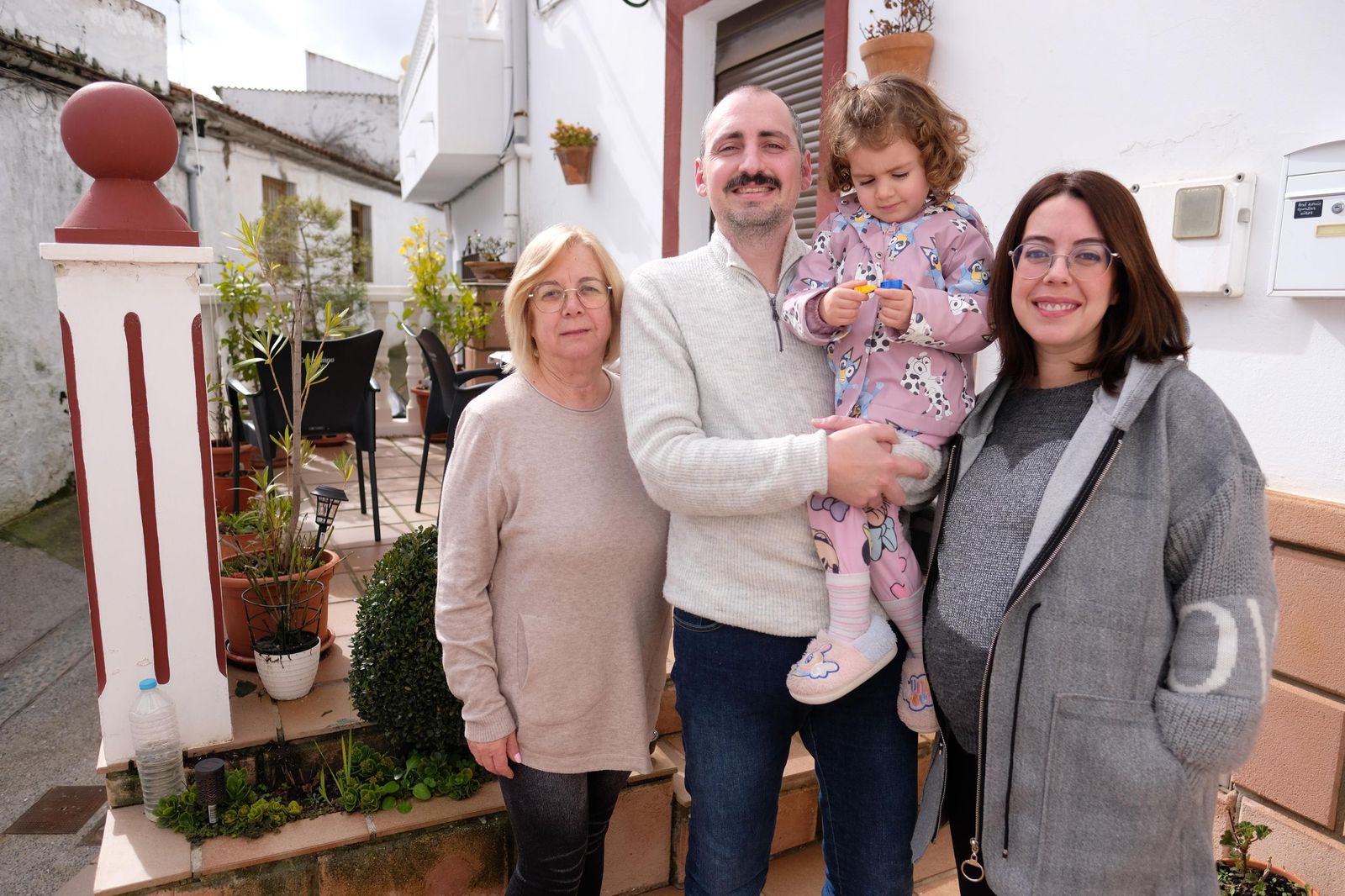 Paloma González con su familia en casa de su madre en Benaoján.