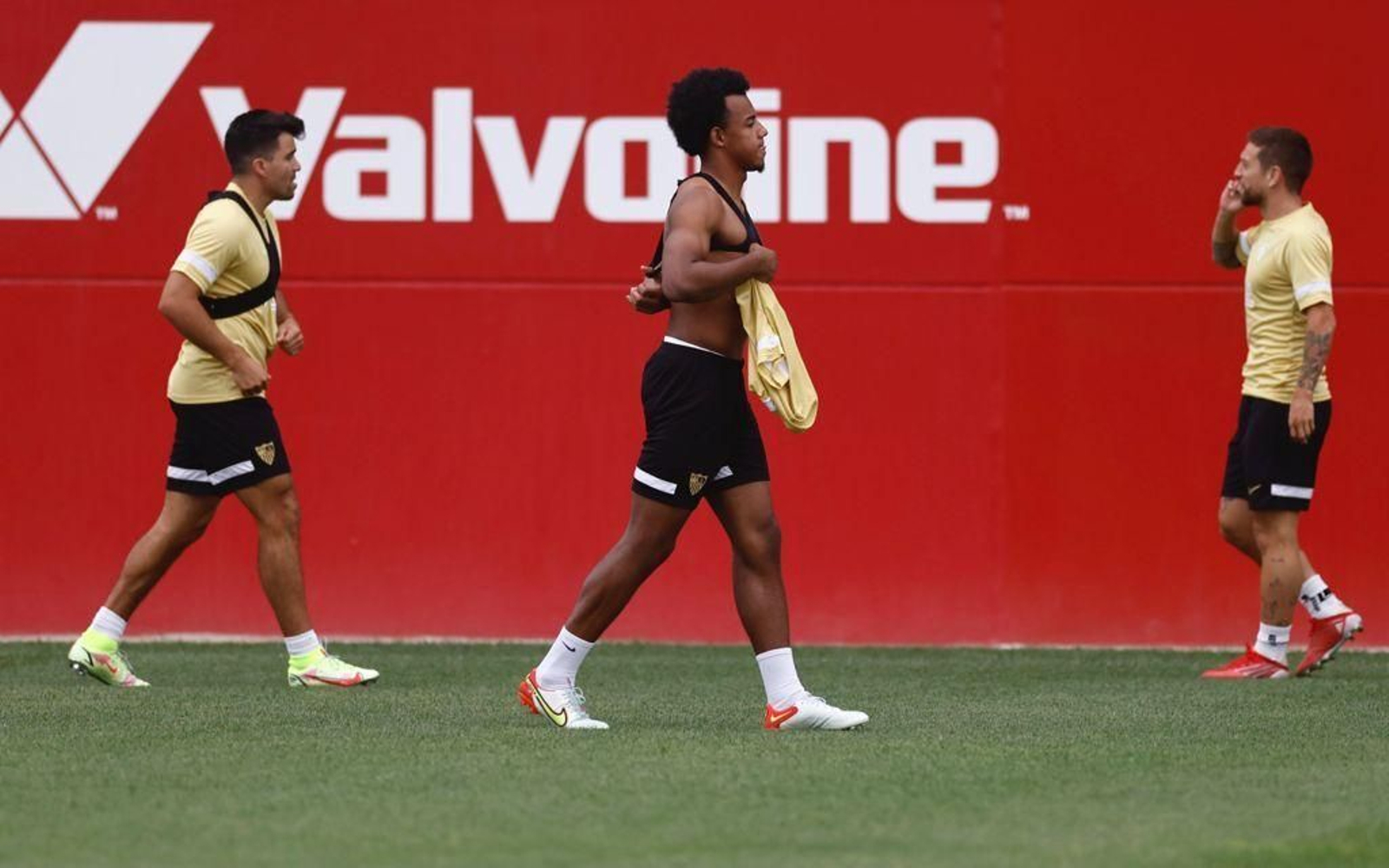 Acuña, Koundé y Papu Gómez, durante el entrenamiento del Sevilla este lunes.