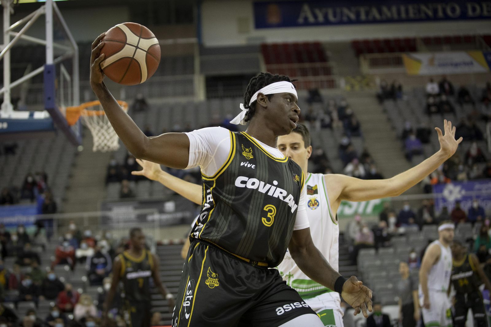 Thomas Bropleh cuajó un buen partido ante Castellón.