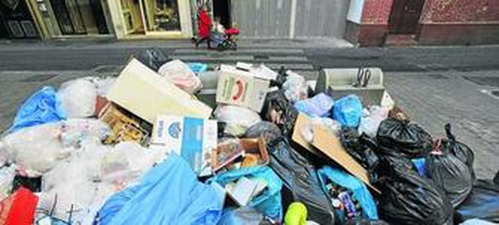 Estado de los contenedores soterrados en la calle Santa Lucía.