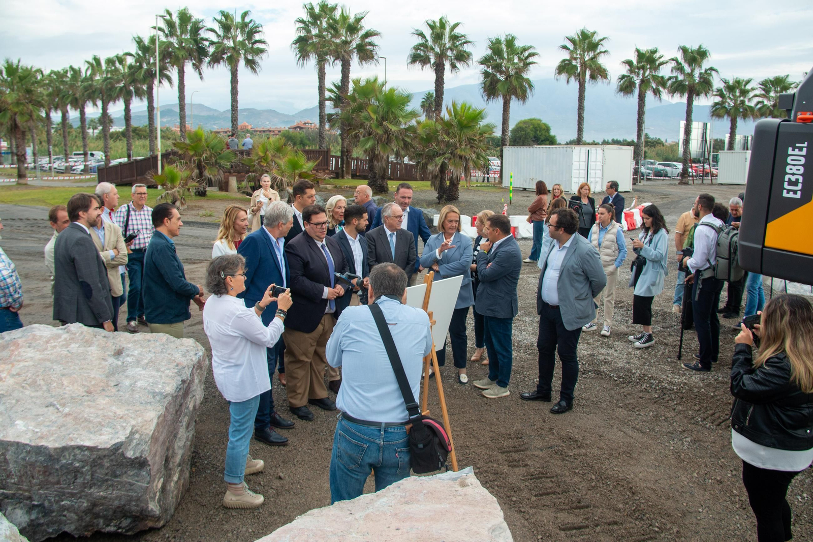 Así ha sido el inicio de la obra del espigón de Playa Granada Así ha sido el inicio de la obra del espigón de Playa Granada