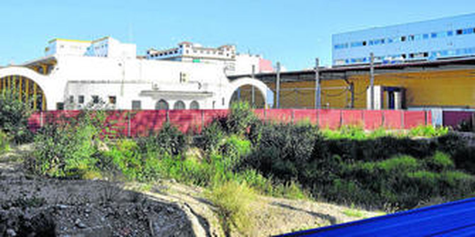 El solar de las antiguas oficinas de Diego de Riaño, en la trasera de la estación.
