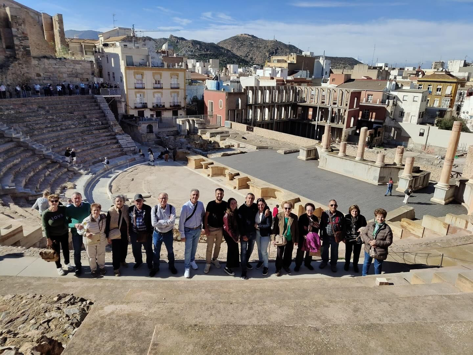 Foto de familia frente al Teatro Romano.