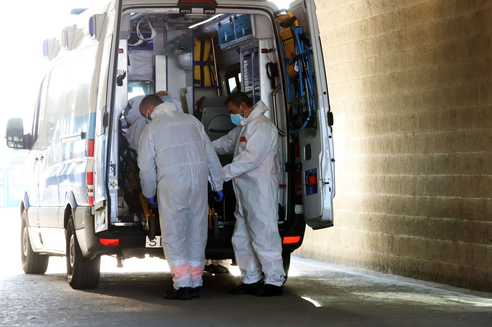 Dos sanitarios atienden en una ambulancia en las inmediaciones del Hospital Juan Ramón Jiménez.