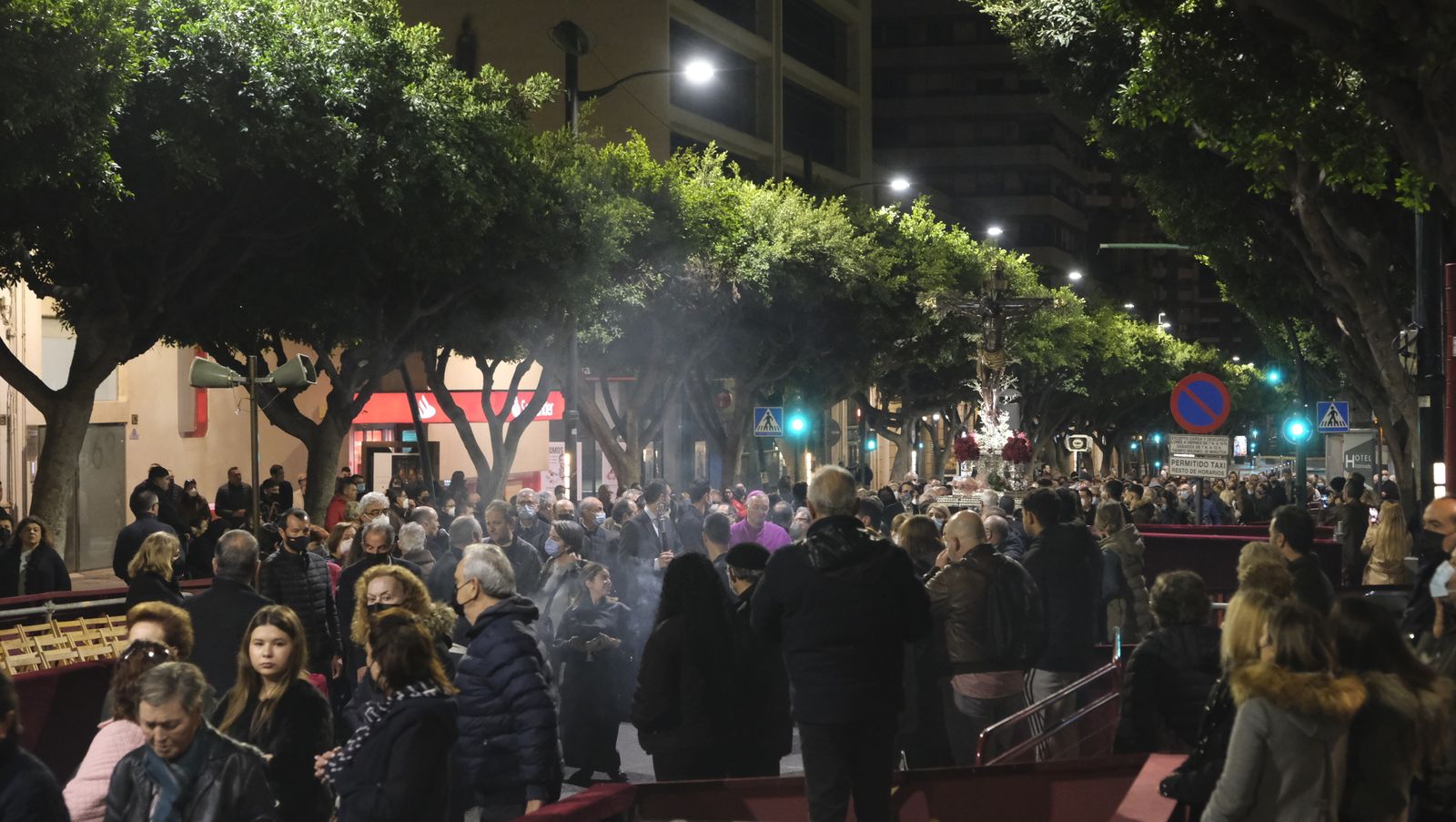 Procesión del Vía Crucis del Santo Cristo de la Escucha en Almería, en imágenes.