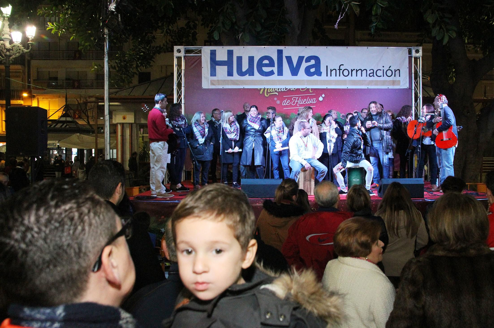 Pepe El Marismeño y el Coro de Emigrantes ponen voz al Cuentacuentos de Huelva Información, en imágenes