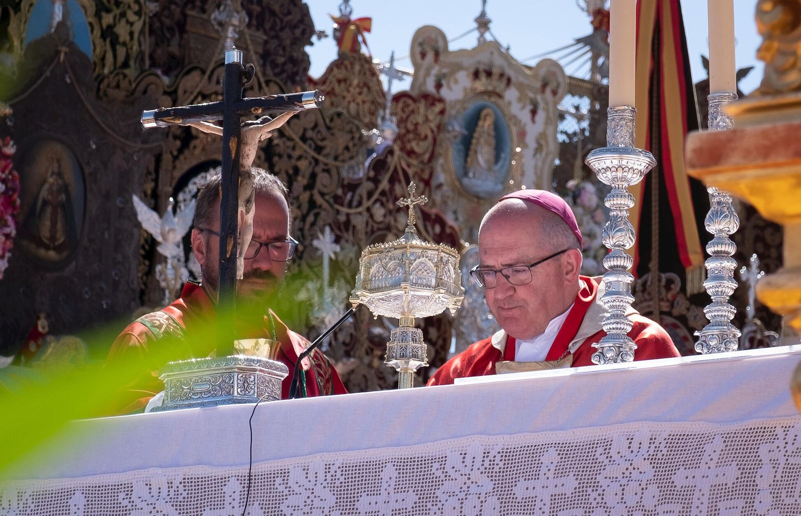El obispo de Huelva, Santiago Gómez Sierra, durante la homilía de la polémica.