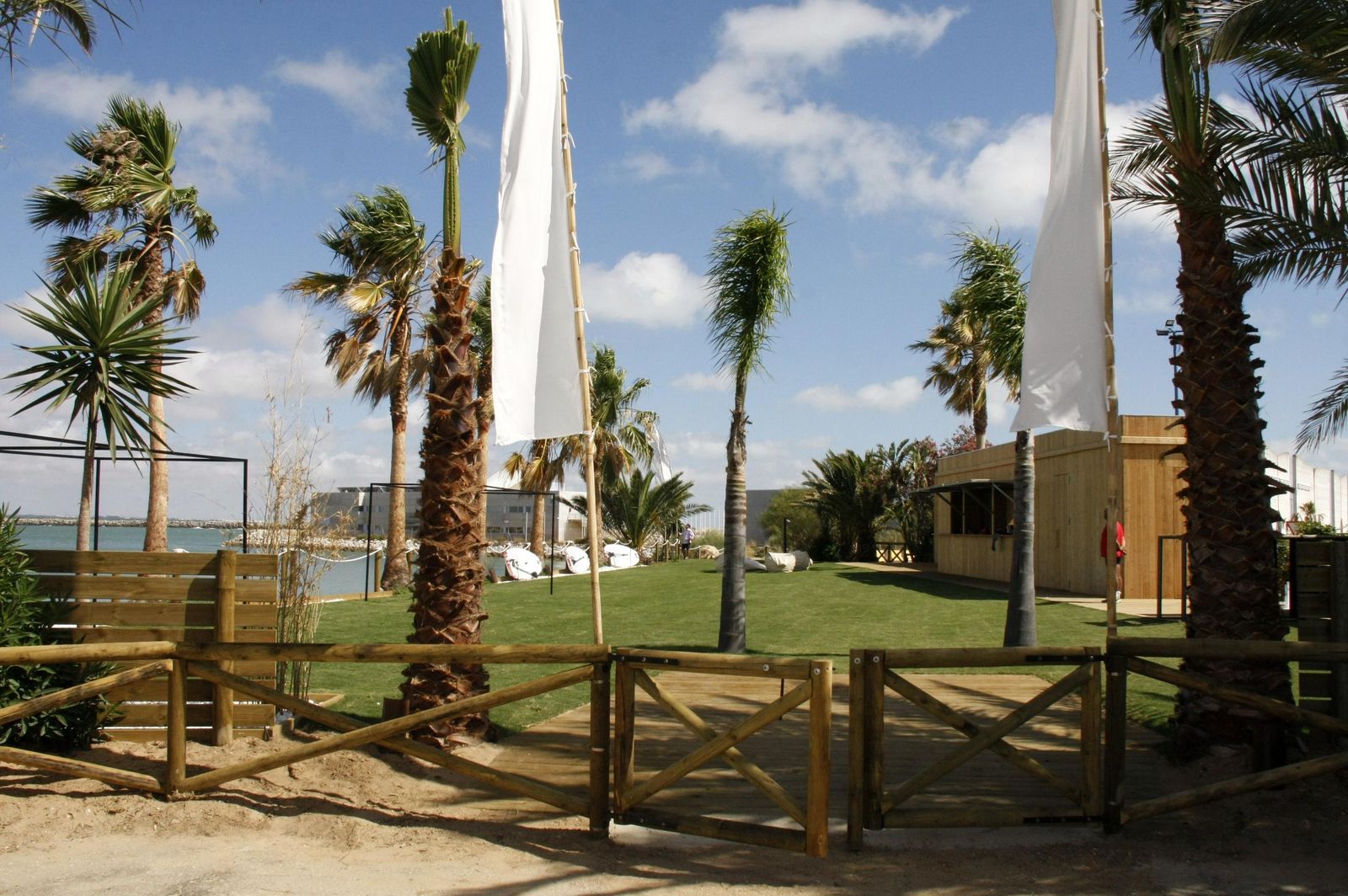 El nuevo Beach Club, situado a la entrada de Puerto Sherry, ya está preparado para comenzar a funcionar.