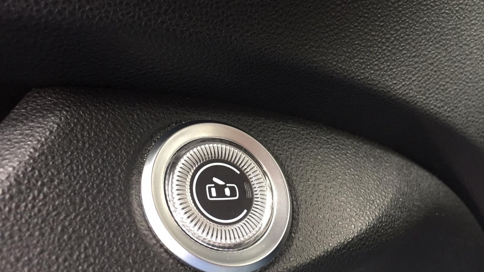 Este botón en el panel de las puertas libera la cerradura y permite abrir la puerta.