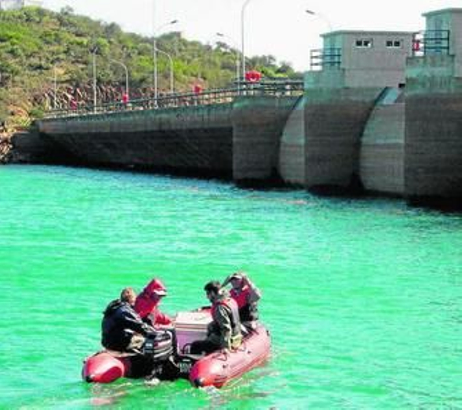 varios técnicos recogen muestras del embalse en el verano de 2010.