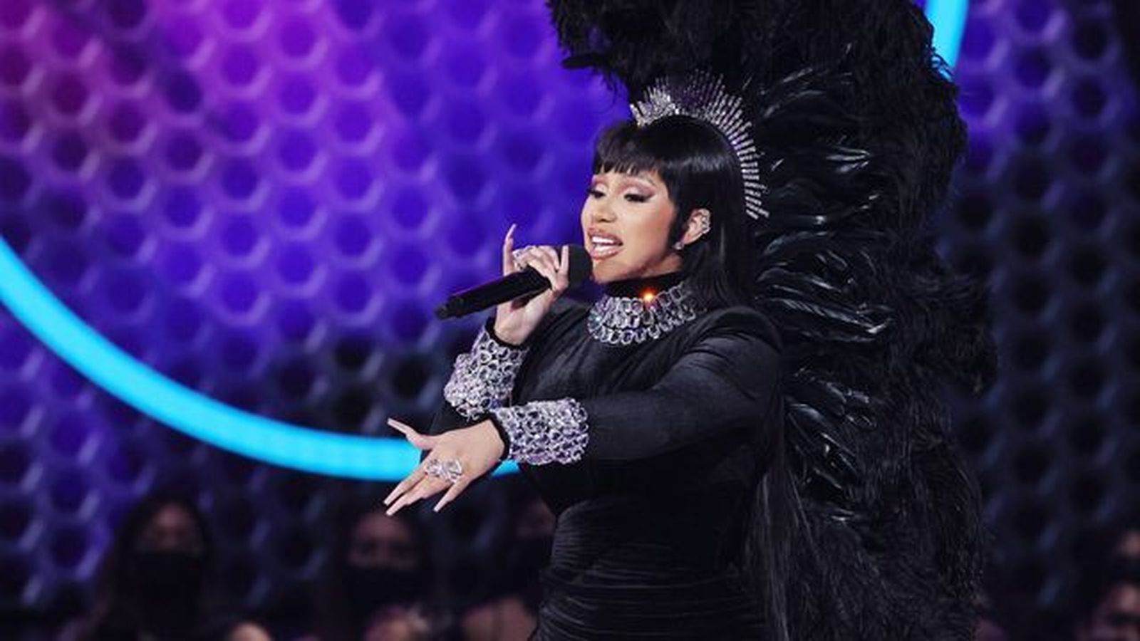 La cantante, durante su actuación, con un diseño negro de Jean-Louis Sajabi.