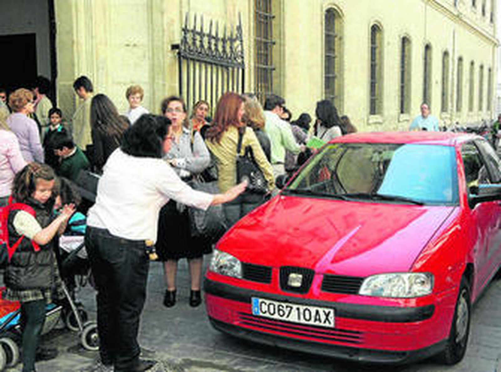 Aspecto que presenta a diario la entrada al colegio Santa Victoria.