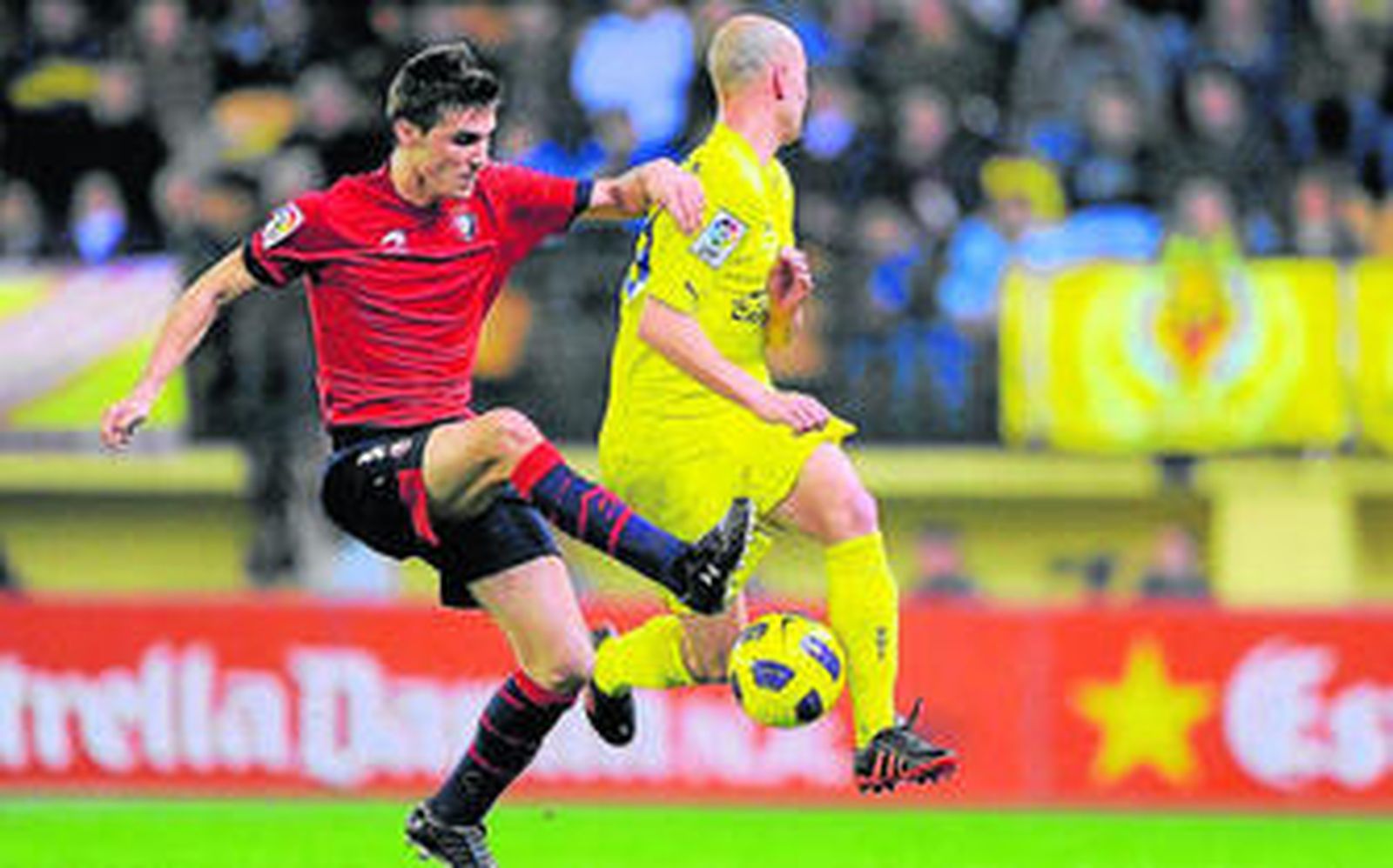 Oier despeja un balón ante la oposición de Borja Valero.