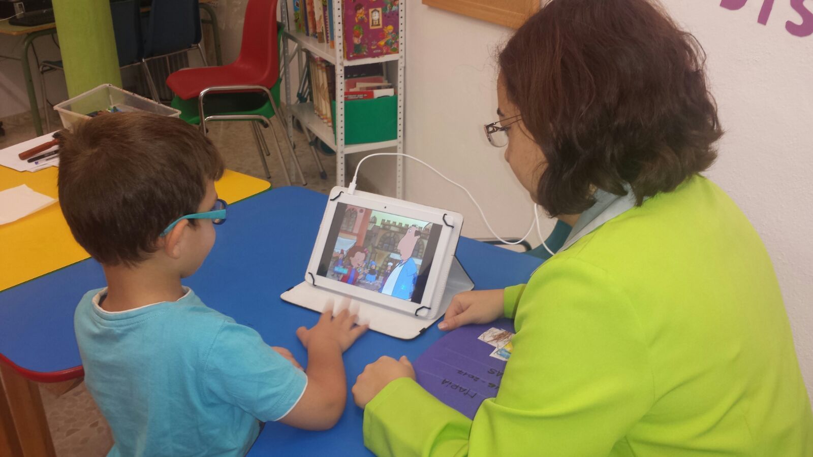 Dos de los pequeños que acuden a los centros de TAS. Abajo también, uno de los juegos adaptados.