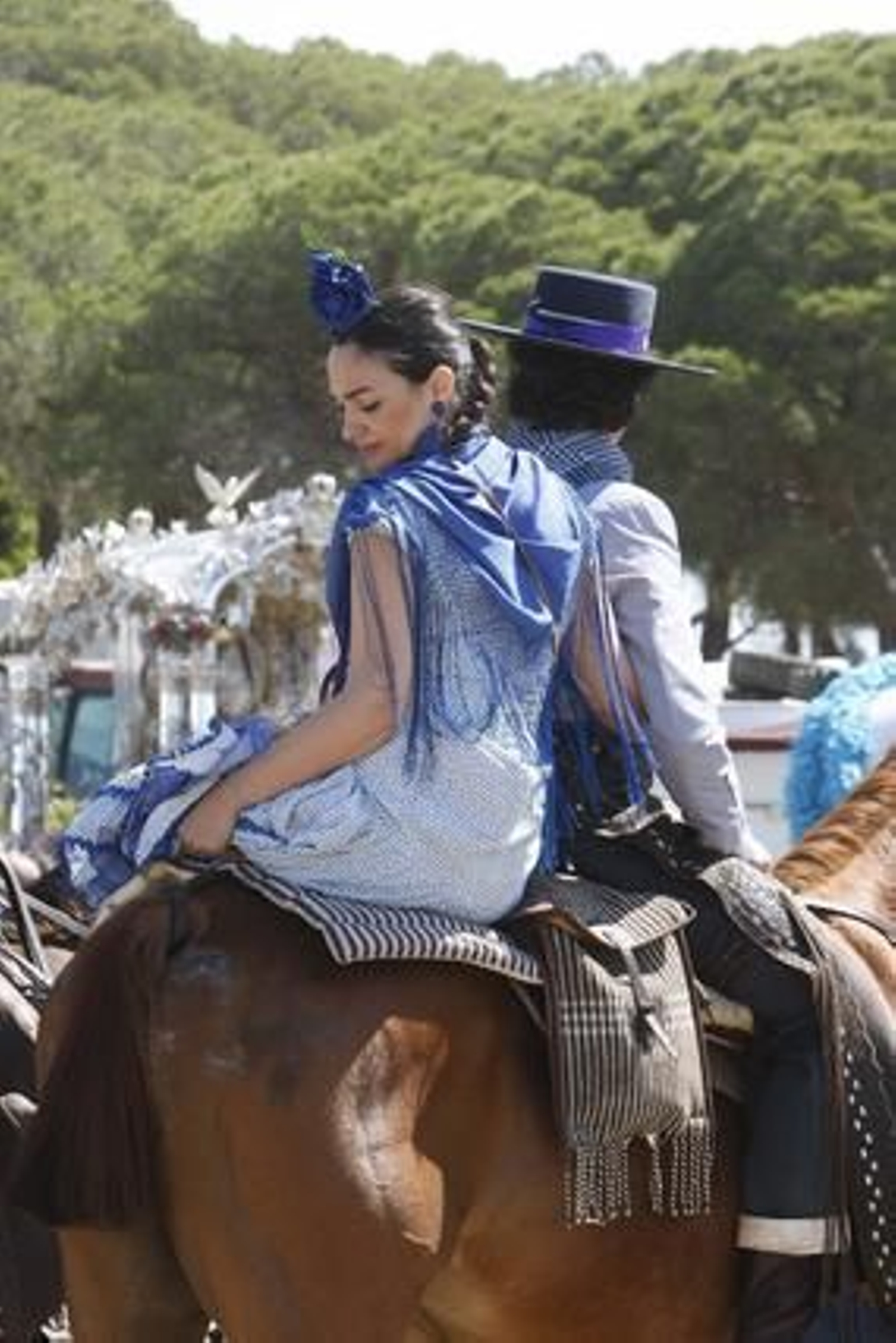 Una bella romera a la grupa. 

Foto: Pascual