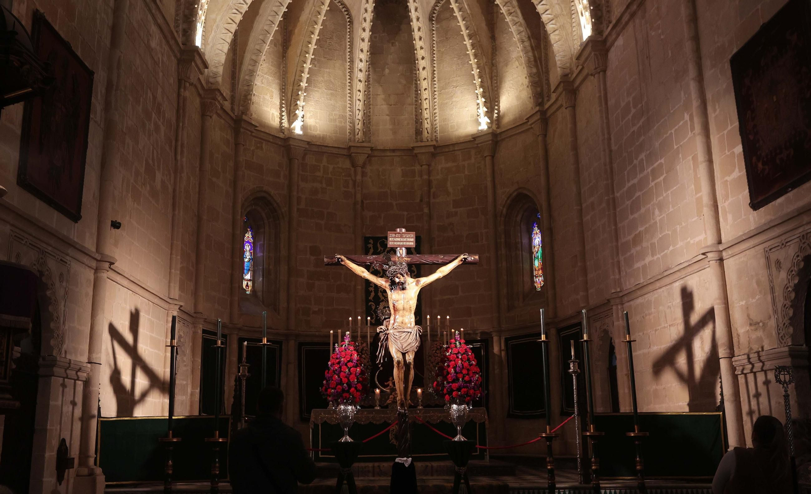 El Santísimo Cristo de la Esperanza, de la Hermandad de la Vera-Cruz, durante un besapiés la pasada Cuaresma. El Santísimo Cristo de la Esperanza, de la Hermandad de la Vera-Cruz, durante un besapiés la pasada Cuaresma.