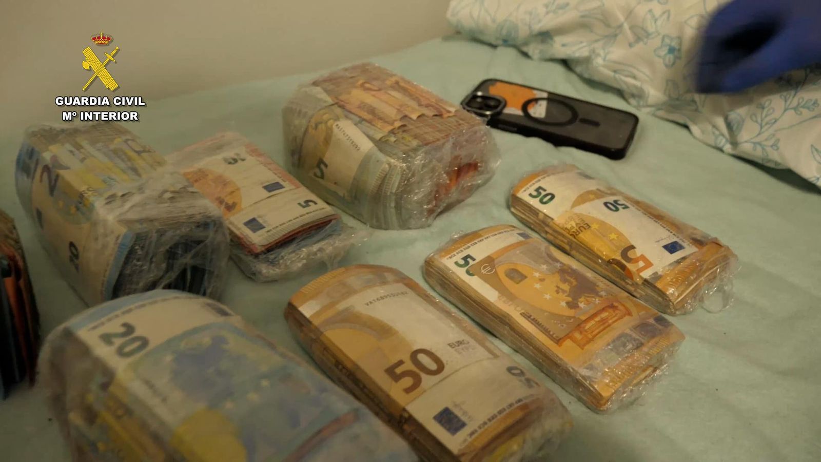 En los registros, la Guardia Civil ha encontrado más de 90.000 euros procedentes de la actividad ilícita.