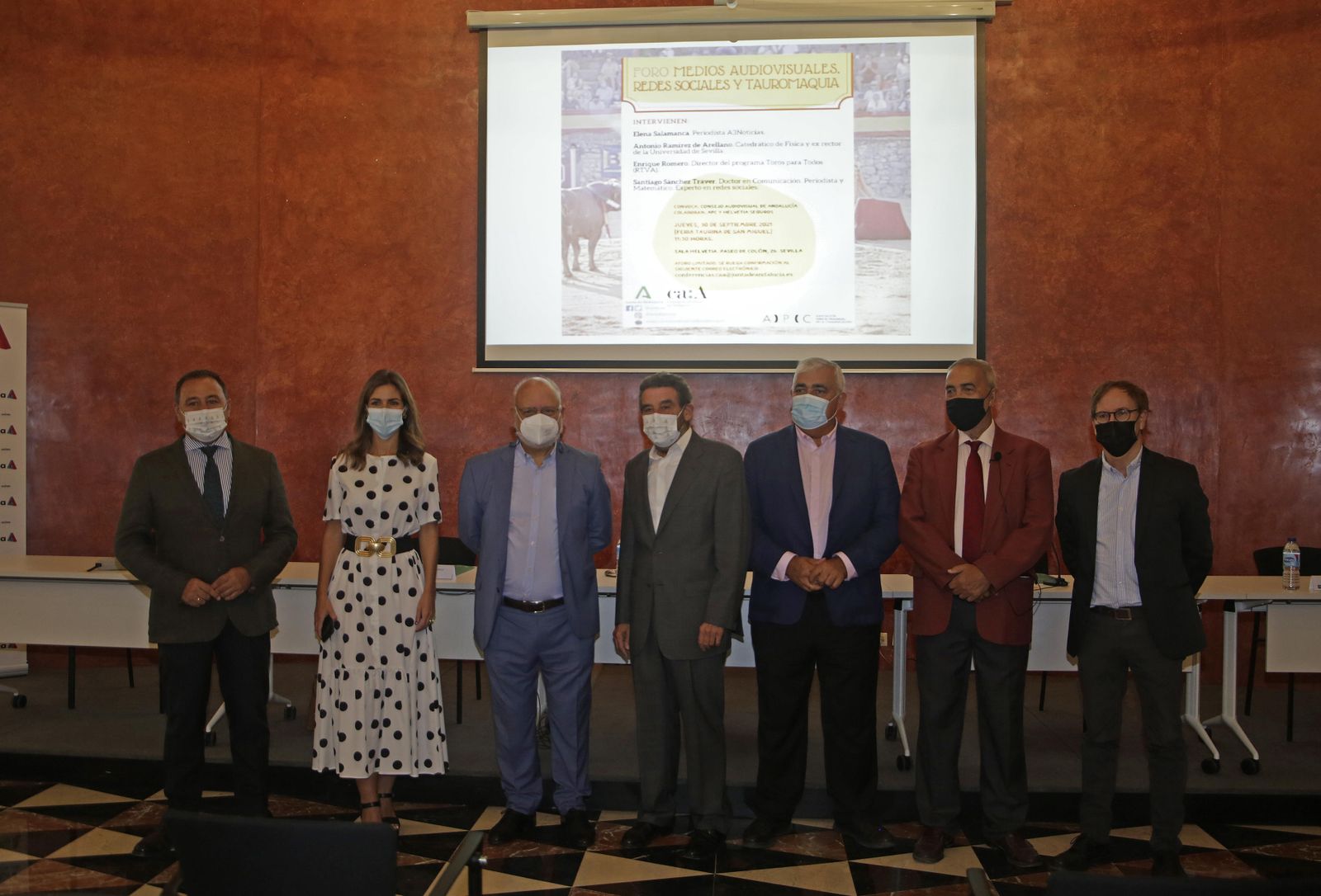 Los participantes en el foro junto al presidente del Consejo Audiovisual de Andalucía, Antonio Checa.