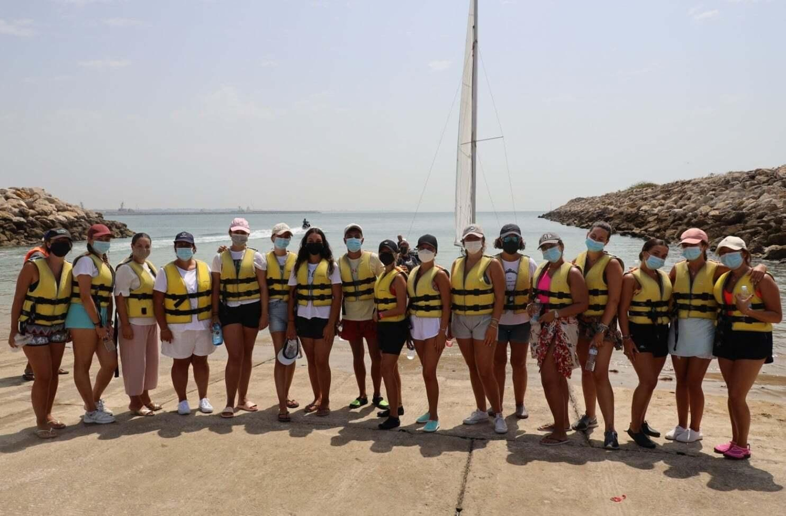 Las Damas del Rosario de Rota, durante una reciente visita a la Escuela Municipal de Vela.