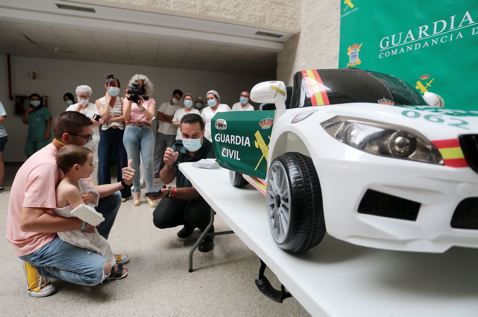 Imágenes de la exhibición de la Guardia Civil en el Hospital Juan Ramón Jiménez con motivo del 35 aniversario de la incorporación de la mujer