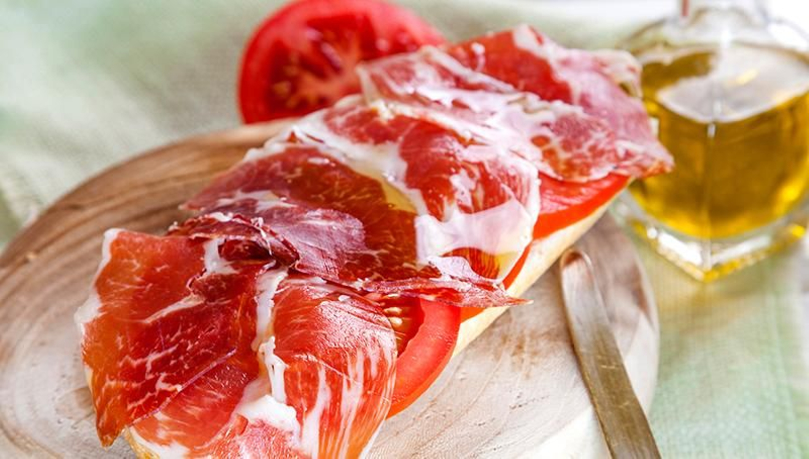 Tostada con aceite, tomate y jamón serrano