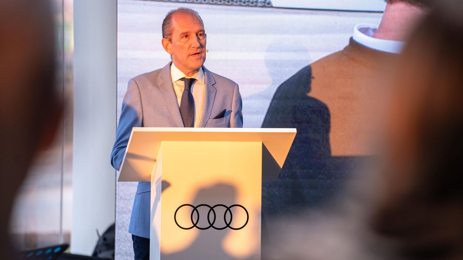 Momento de la presentación del nuevo concesionario a cargo de Juan Carlos Gil.