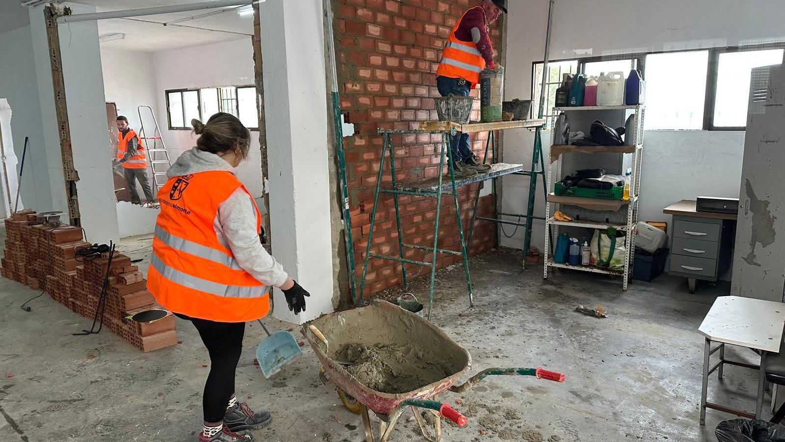 Varios trabajadores llevando a cabo las obras del PFEA en Almonte.