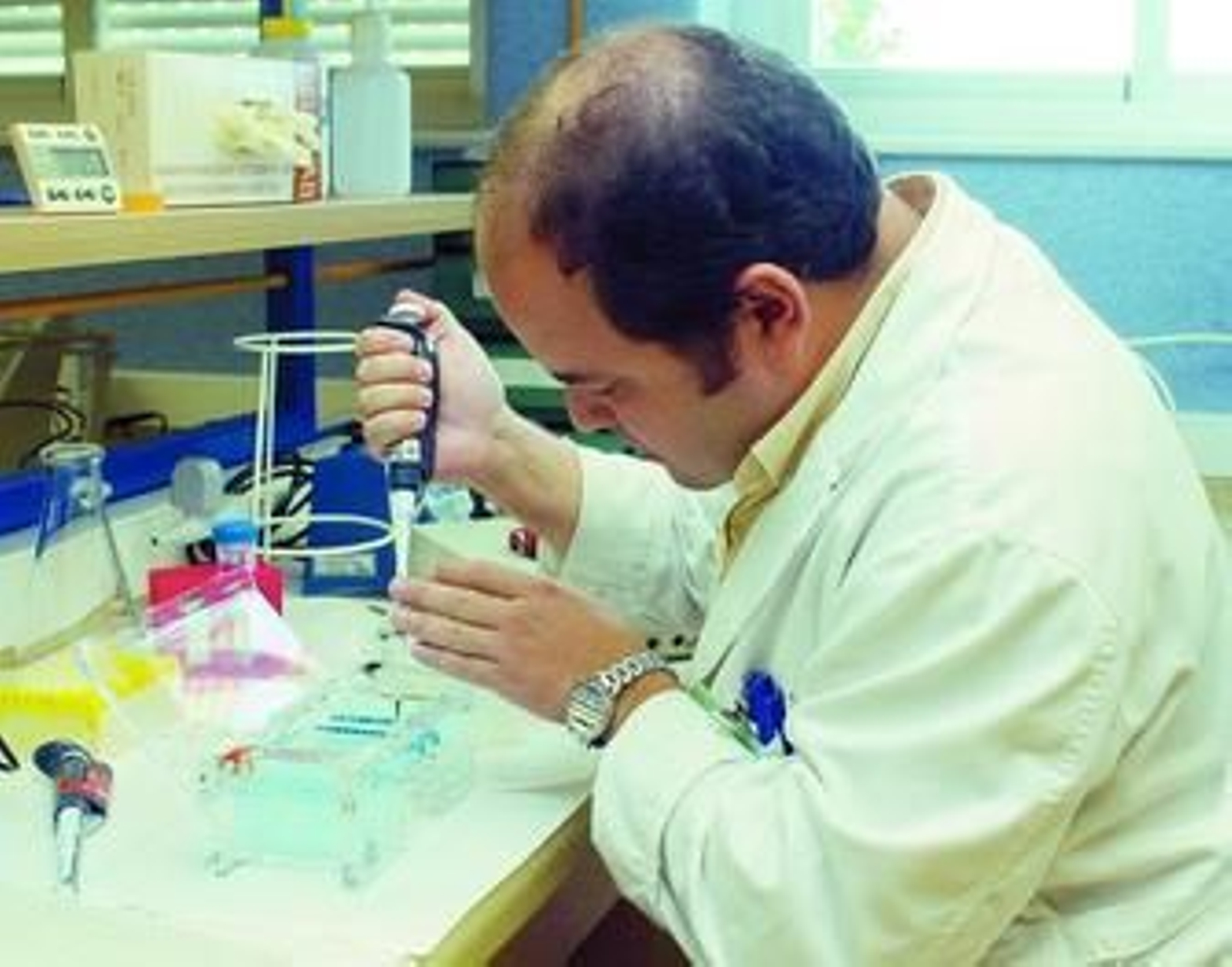 Los sanitarios dedicados a investigar tendrán puntos extras al optar a plazas