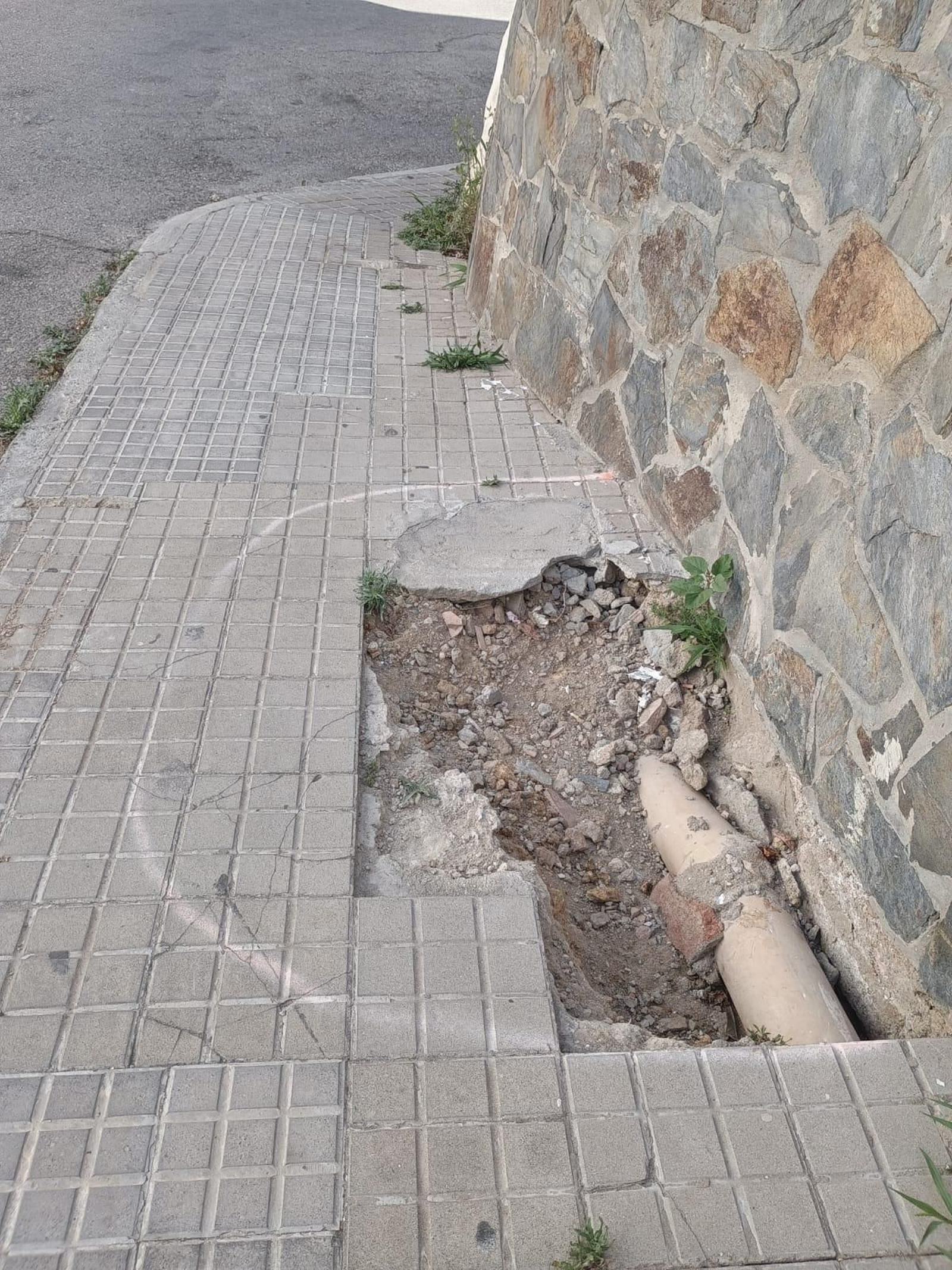 Uno de los socavones de la calle Vicente de Paul.