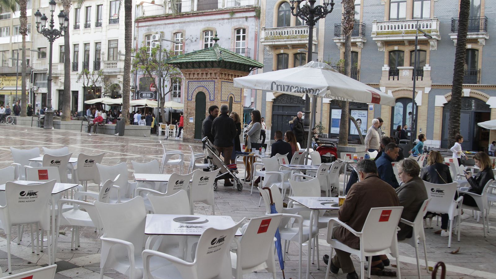 Terrazas vacías durante un día de lluvia en Huelva.