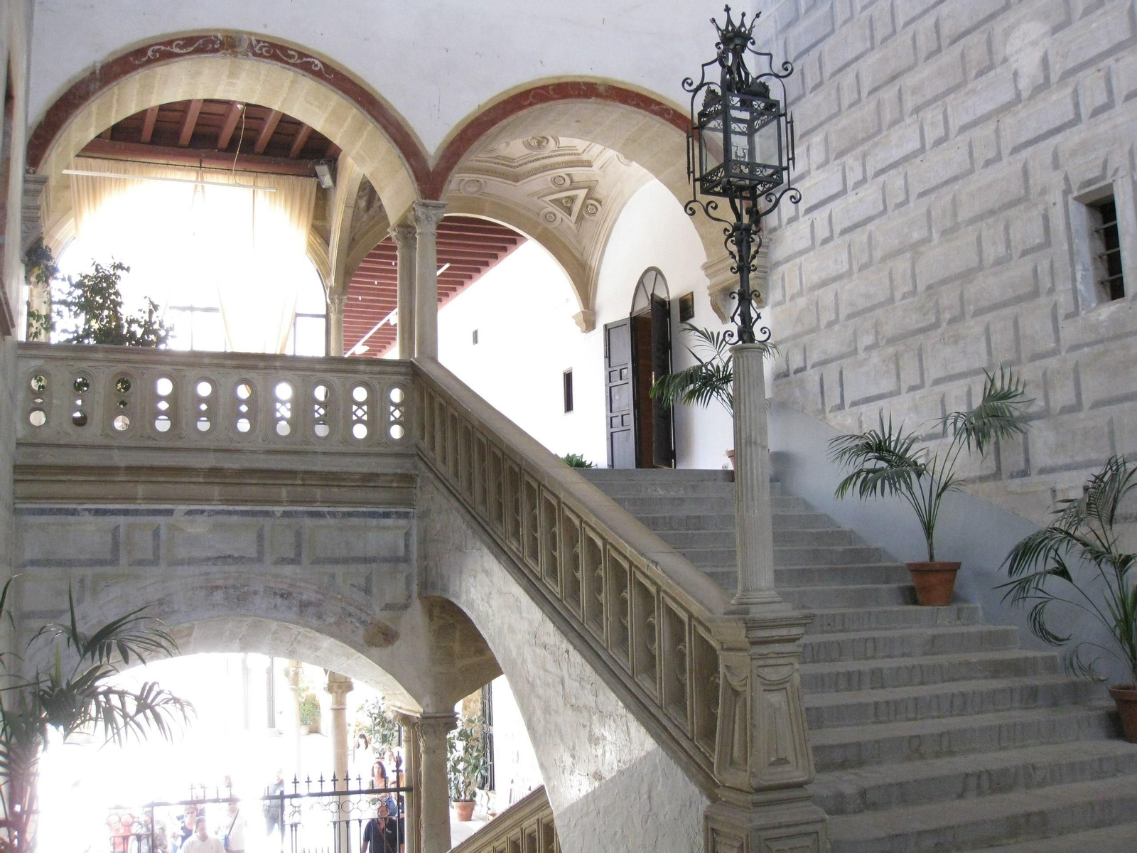 La escalera está cubierta con una soberbia bóveda decorada con iconografía. El Hospital de Santiago de Úbeda: un palacio lleno de cultura