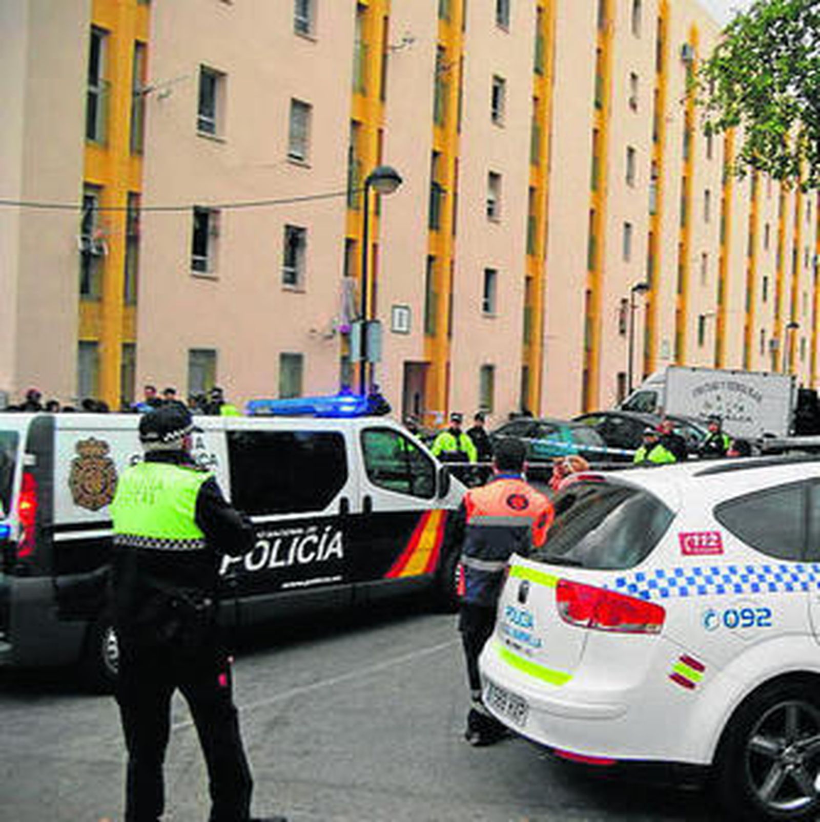 Policías locales y nacionales.