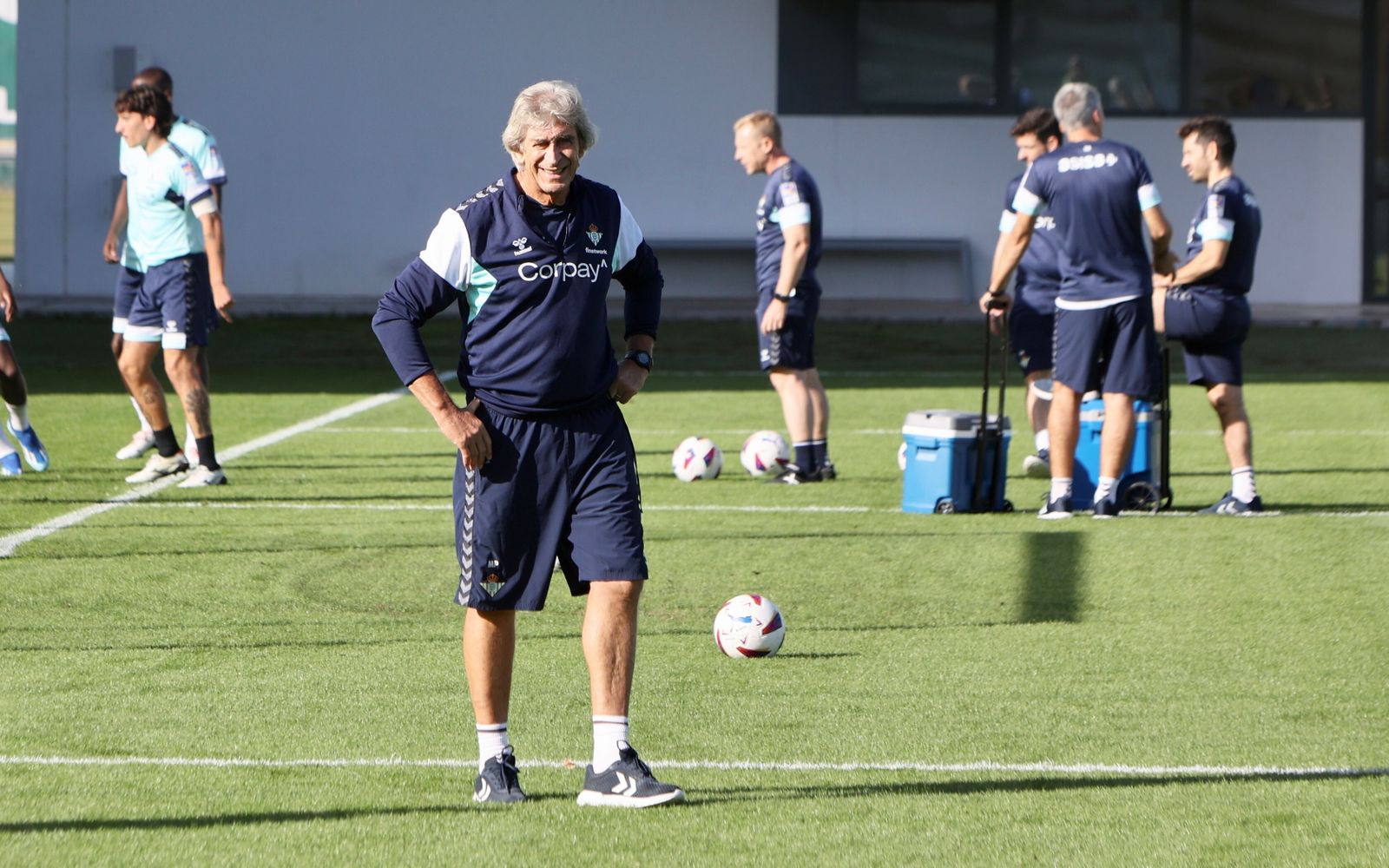 Manuel Pellegrini dirige un entrenamiento del Betis en la ciudad deportiva.