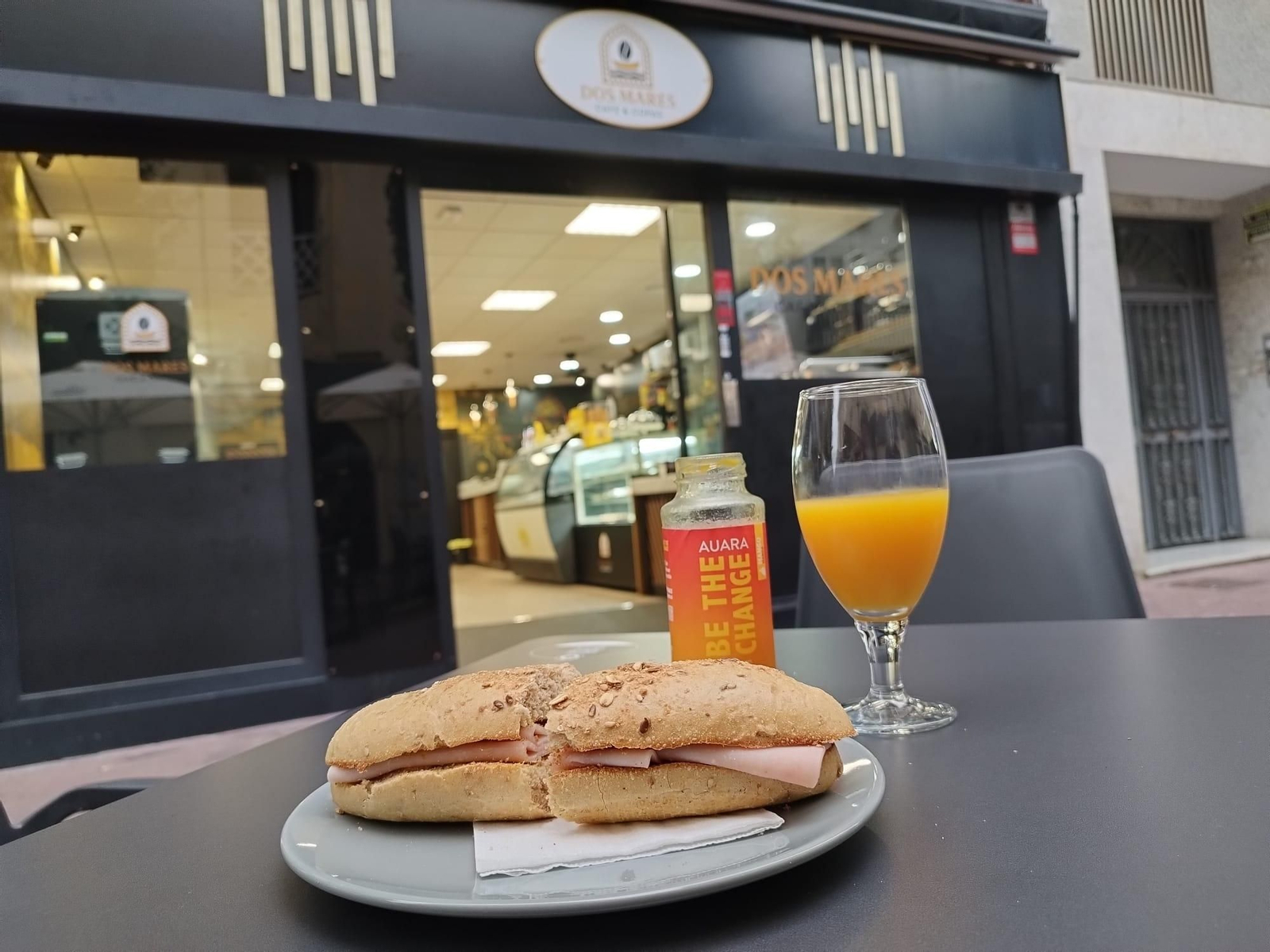 Desayuno en Dos Mares.