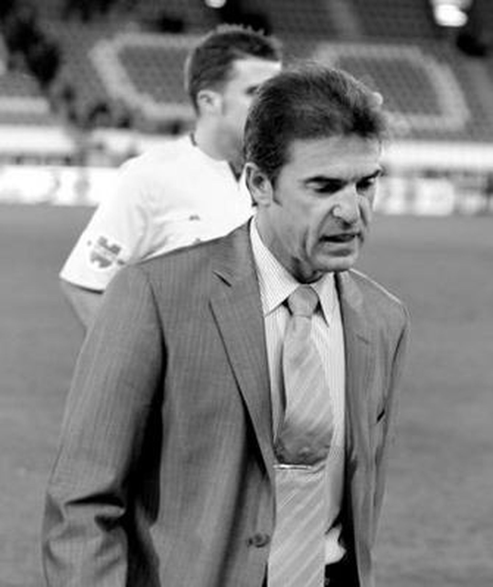 Gonzalo Arconada se marcha cabizbajo a la conclusión del encuentro.