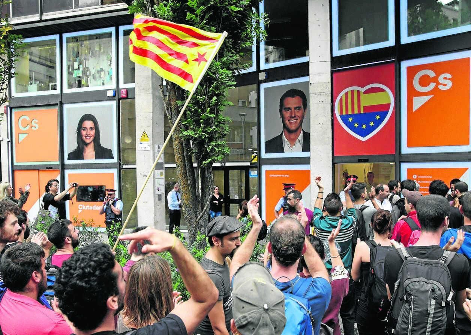 Miembros de Arran, organización juvenil de la CUP, protestan ayer ante la sede barcelonesa de Ciudadanos.