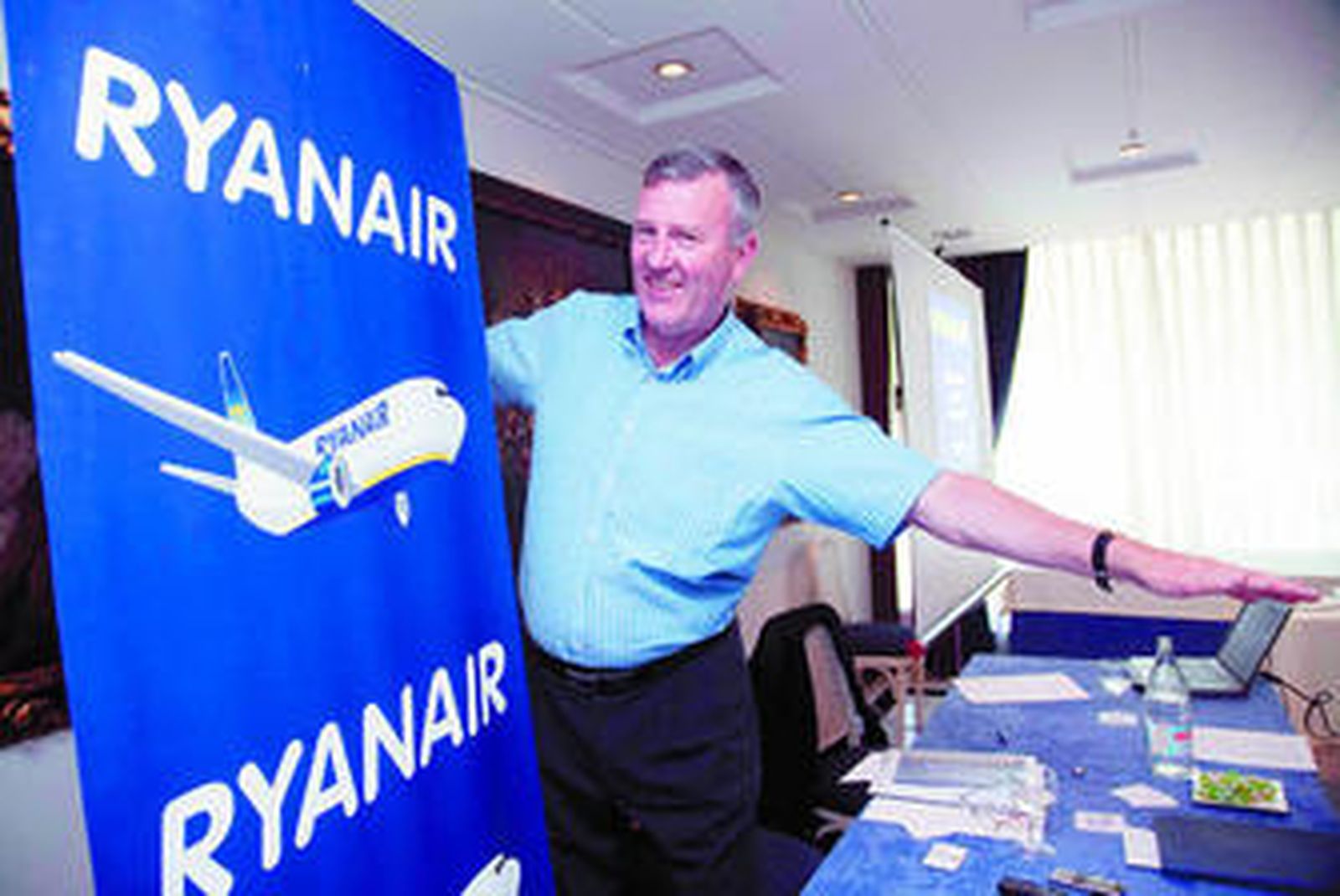 El vicepresidente de Ryanair, Michael Cawley, durante la presentación de las nuevas rutas en el Hotel Inglaterra